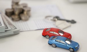 blizkii-plan-igrusecnoi-masiny-na-stole (1)