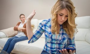 doc-zestikuliruet-ispol-zua-mobil-nyi-telefon-na-divane-doma (1)