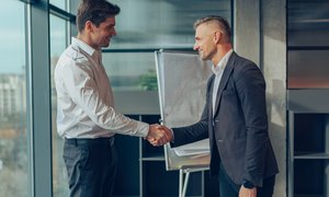 dva-biznesmena-pozimaut-drug-drugu-ruki-posle-uspesnyh-peregovorov-o-partnerstve-v-ofise (1)