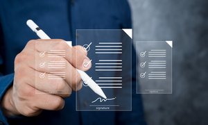 elektronnaa-podpis-koncepcia-ofisa-bez-bumagi-biznesmen-ispol-zuet-rucku-dla-podpisania-elektronnyh-dokumentov (1)