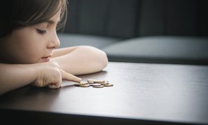 klouz-ap-devuski-risuusei-na-stole