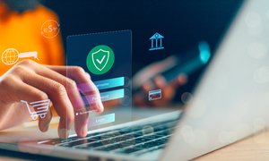 onlain-platez-s-cifrovym-marketingom-smartfon-s-bankovskim-obsluzivaniem-onlain-plateza-scetov-odobrennaa-koncepcia-knopki-kreditnoi-karty-i-znacka-setevogo-podklucenia-na-biznes-tehnologii-virtual-nyi-ekran-fo (1)