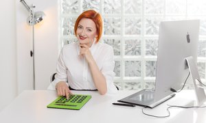 portret-ulybauseisa-biznesmenki-ispol-zuusei-tehnologii-sidasei-v-ofise (1)