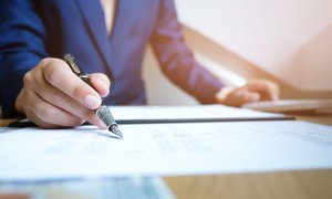 srednaa-cast-biznesmena-zanimausegosa-bumaznoi-rabotoi-za-stolom-v-ofise (1)