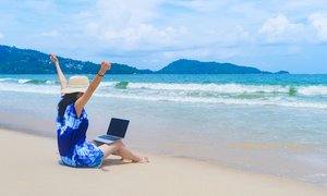 zadnii-vid-zensiny-na-plaze-na-fone-neba (1)